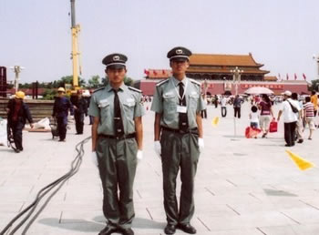 派駐北京天安廣場(chǎng)保安正在執(zhí)勤